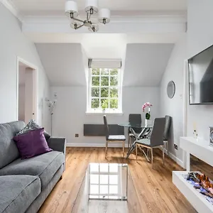 Stylish With Minster Views I Pass The Keys Apartment