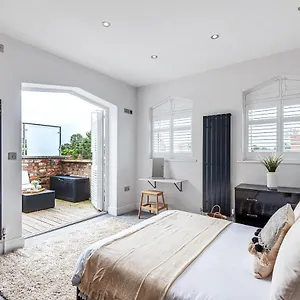 Locket - Cosy With Balcony Apartment